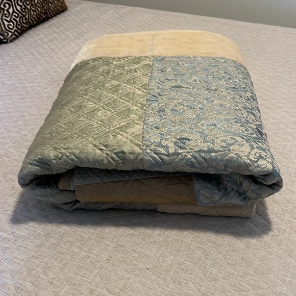 Coverlet: Vintage High-end Queen Bed Cover—Double Diamond Quilting! - Picture 16 of 16